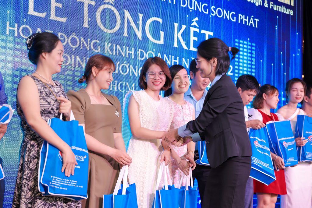 Giám Đốc điều hành Trần Thị Lý đã gửi tặng những món quà tri ân tới những đơn vị đối tác đồng hành cùng Song Phát trong suốt 1 năm vừa qua.