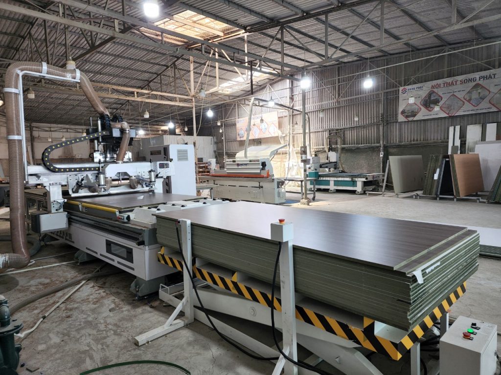Máy móc công nghệ hiện đai có phần mềm cho phép thiết kế sản phẩm, xuất file NC để cắt ván, xuất file in tem nhãn…
