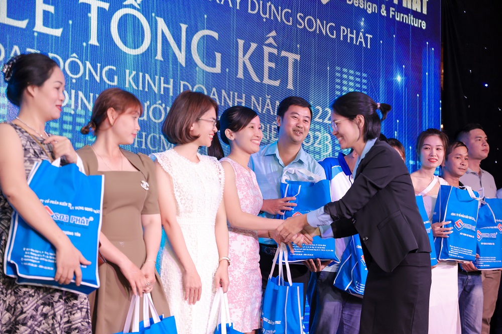 Giám Đốc điều hành Trần Thị Lý đã gửi tặng những món quà tri ân tới những đơn vị đối tác đồng hành cùng Song Phát trong suốt 1 năm vừa qua.