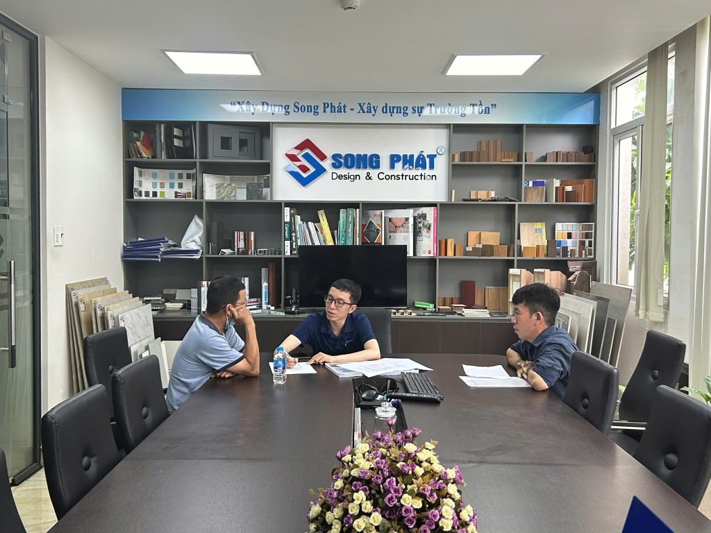 Tư vấn thông tin cho chủ đầu tư ngay tại phòng họp.