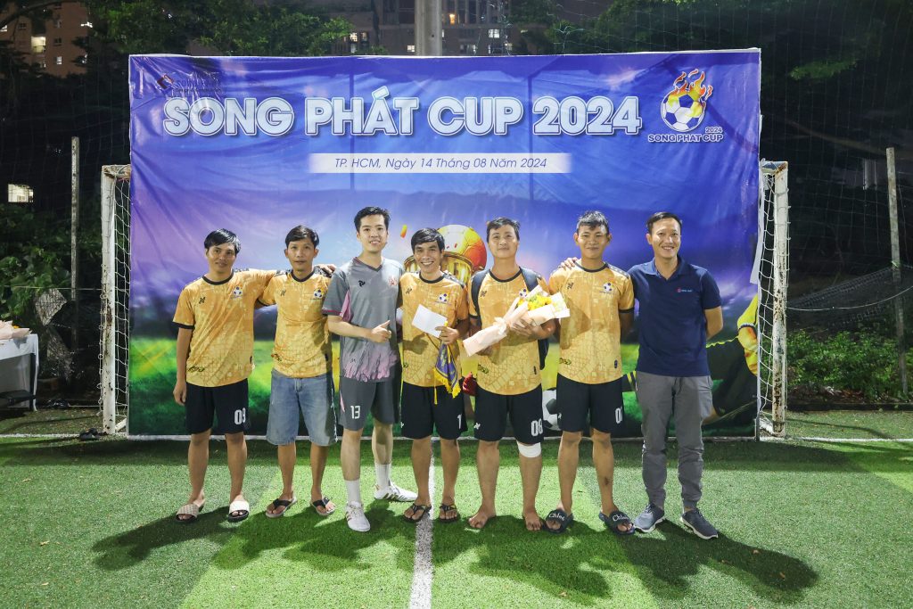 Thể hiện tinh thần chiến đấu mạnh mẽ, sức trẻ và sự năng động của những cầu thủ áo xanh