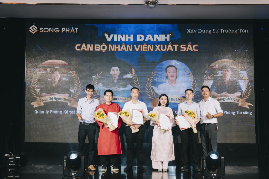 BLĐ khen thưởng cho anh/chị Quản lý xuất sắc trong năm 2025