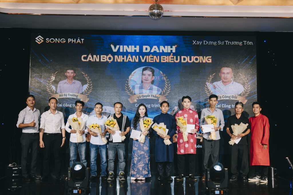 Biểu dương các cá nhân hoàn thành tốt nhiệm vụ trong năm qua