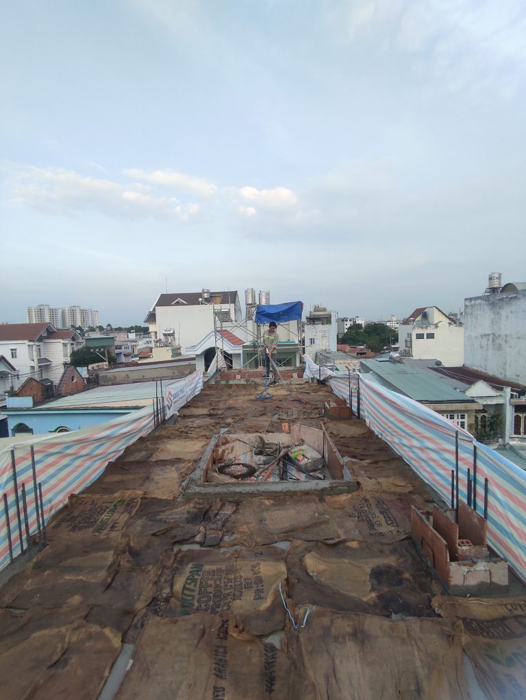 Hoàn thiện đổ bê tông và tiến hành bảo dưỡng bê tông sàn lầu 2.
