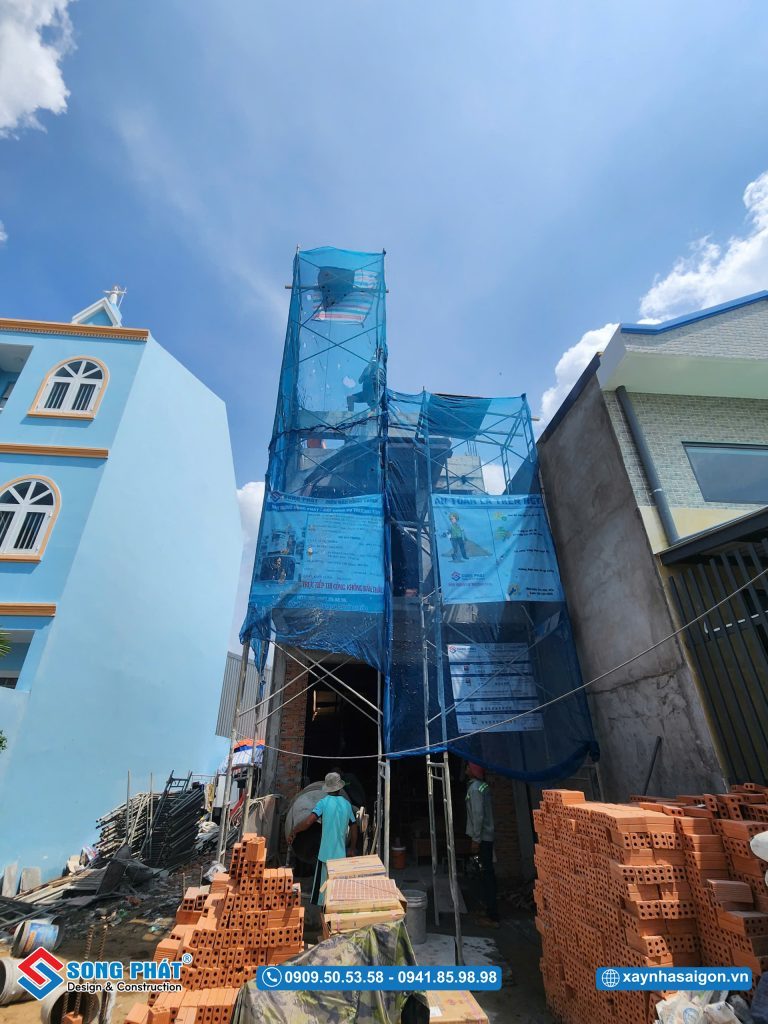Mặt tiền nhà anh Trung - chị Thuận trong quá trình thi công