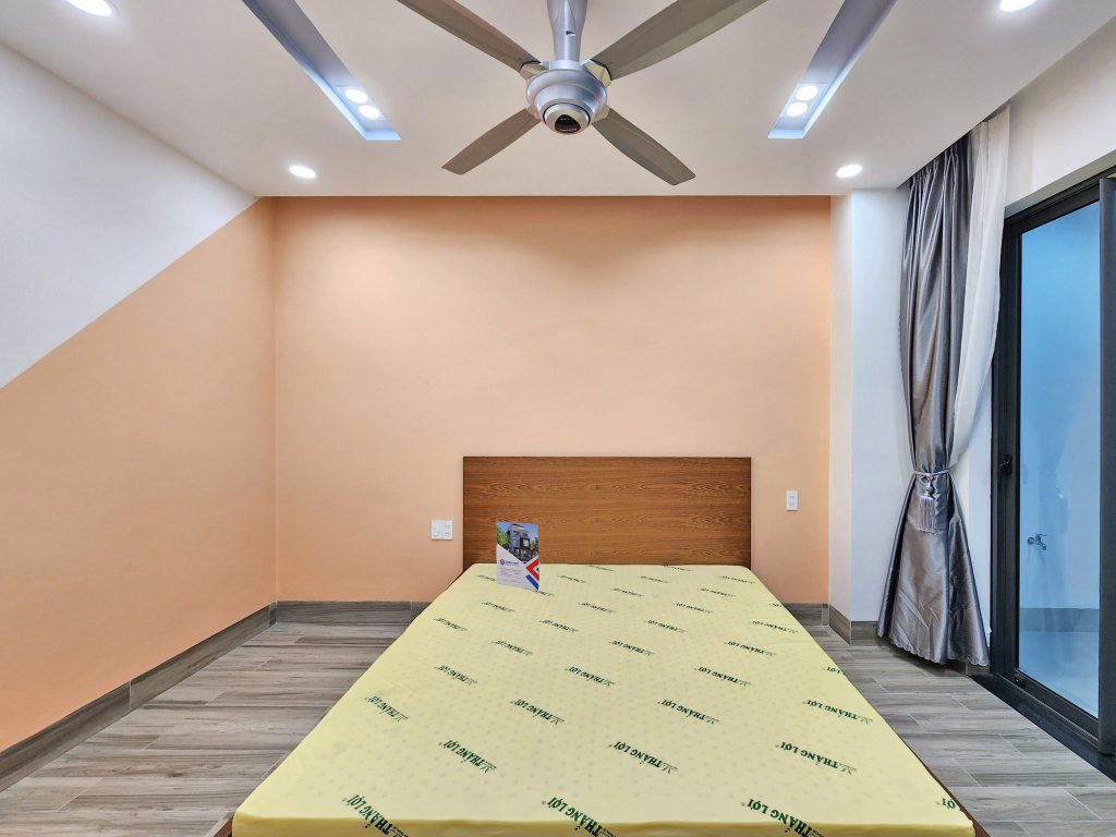 Phòng ngủ sử dụng màu cam làm điểm nhấn tạo sự khác biệt. 
