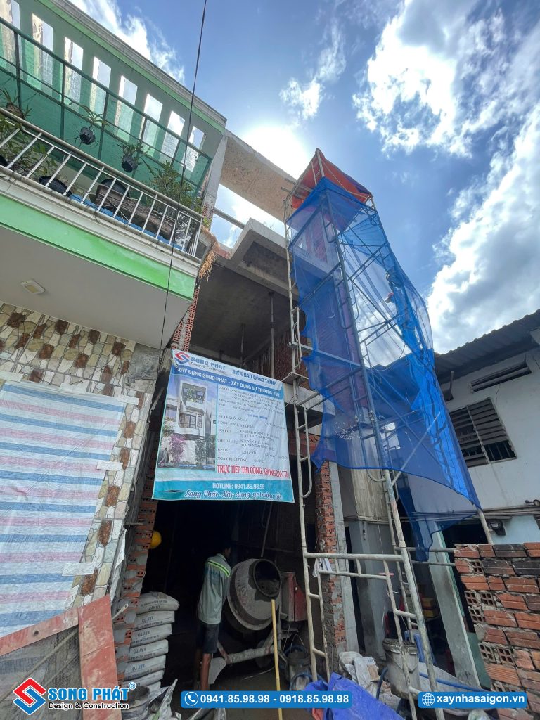Mặt tiền công trình trong quá trình thi công
