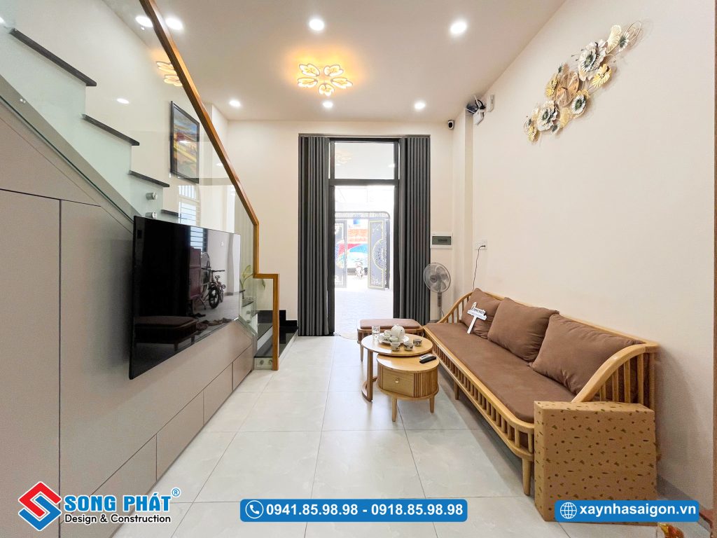 Phòng khách hiện đại với tone màu ấm cúng, tối ưu diện tích