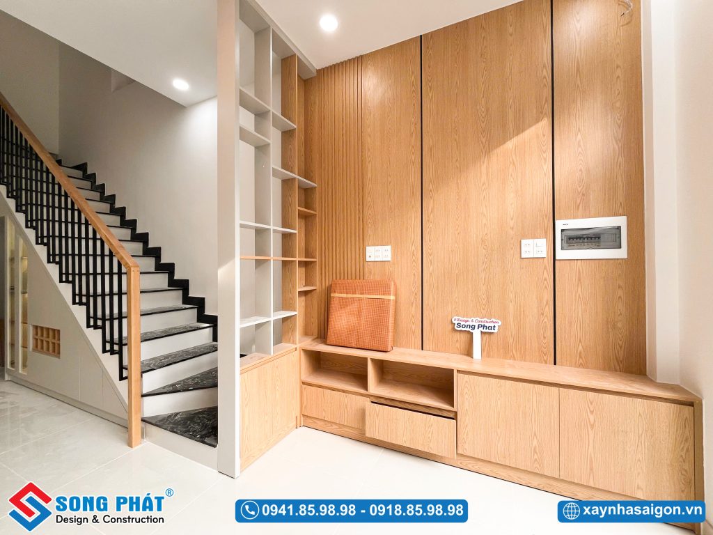 Khu vực TV được trang trí gỗ PVC tạo điểm nhấn thẩm mỹ cho tổng thể