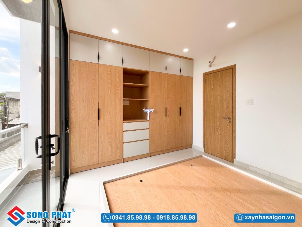 Nội thất nâu gỗ kết hợp trắng ngà tạo cảm giác hài hòa