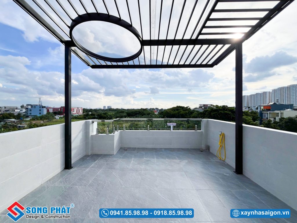 Sân thượng với lam sắt tăng tính thẩm mỹ cho không gian