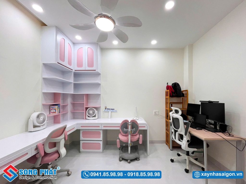 Phòng học cho con với tone trắng hồng theo sở thích của bé