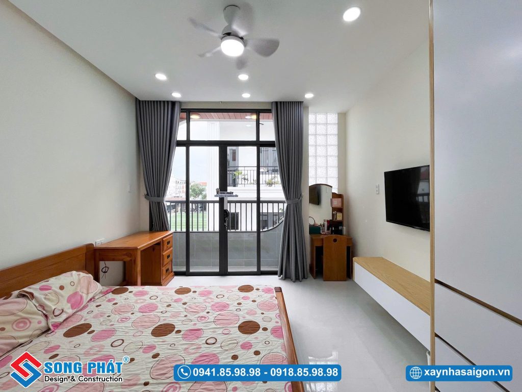 Phòng ngủ master với hệ cửa kính lớn, tối ưu ánh sáng tự nhiên vào không gian