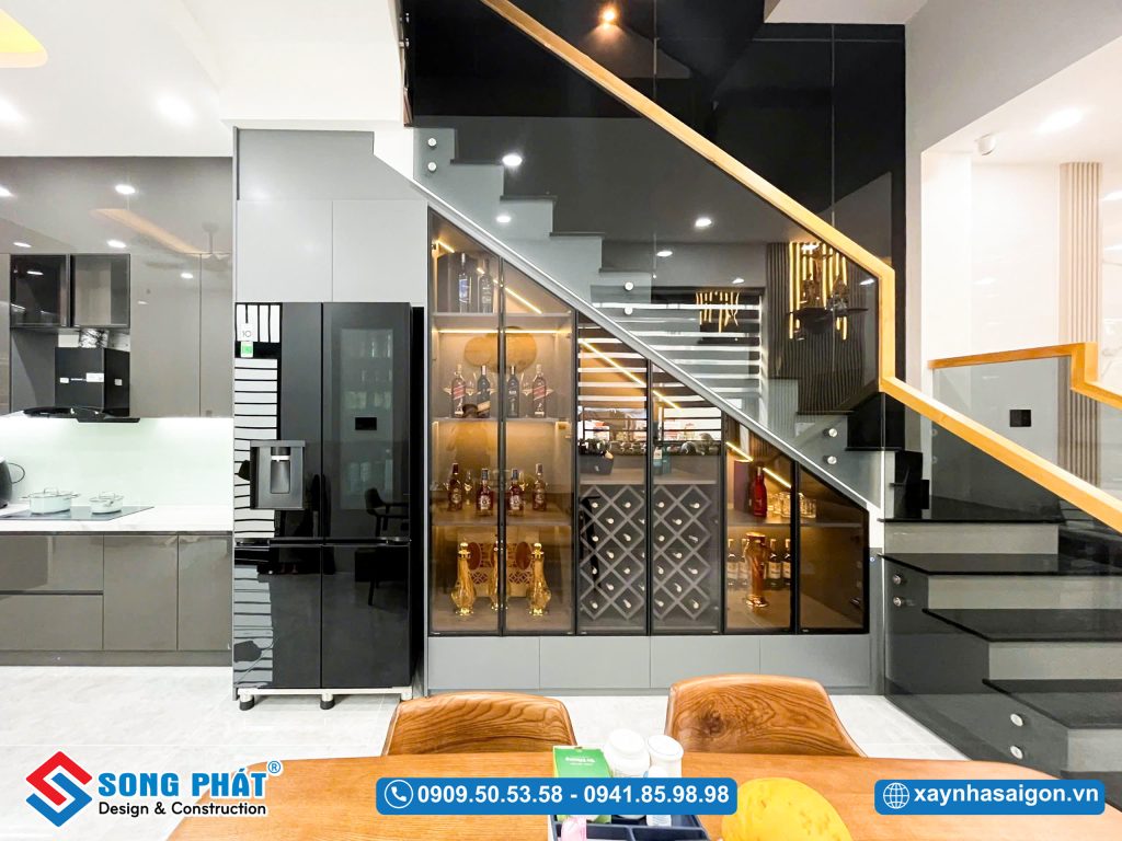 Tận dụng không gian chân cầu thang làm tủ trang trí ấn tượng