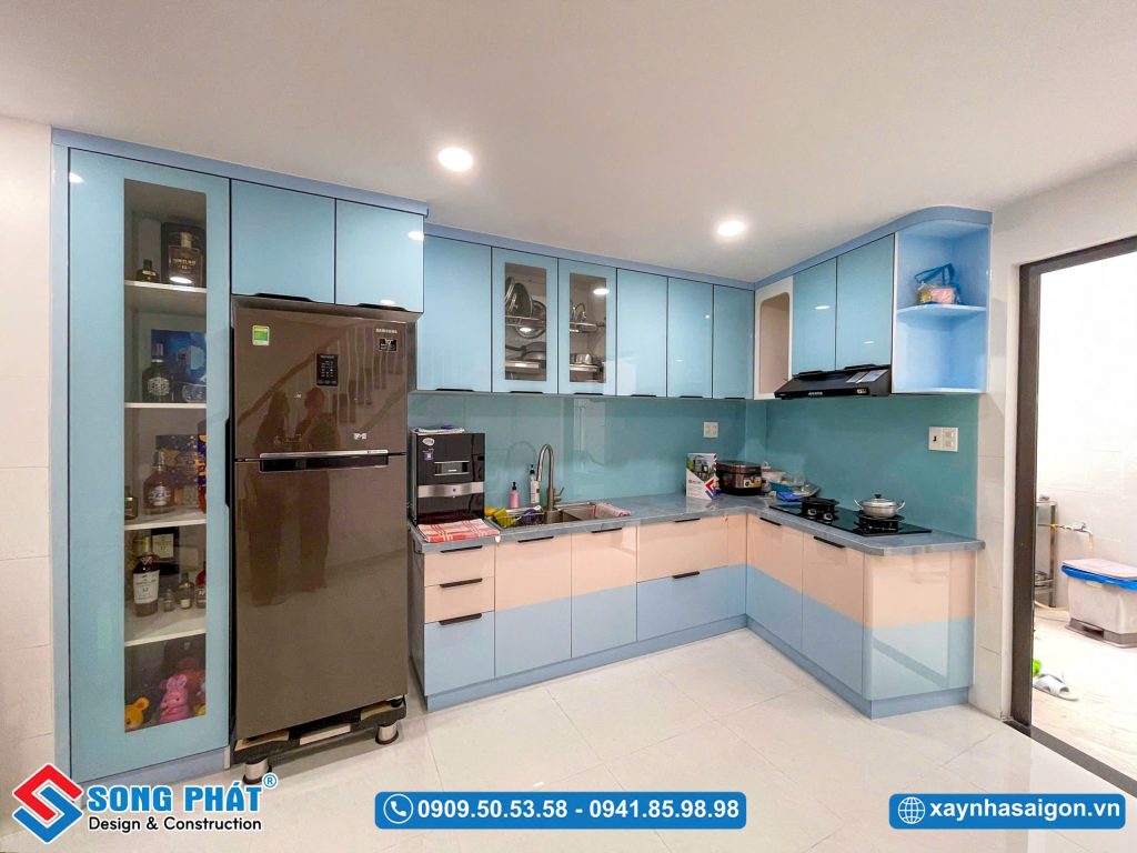 Thiết kế bếp với tone sáng tạo cảm giác sạch sẽ cho không gian