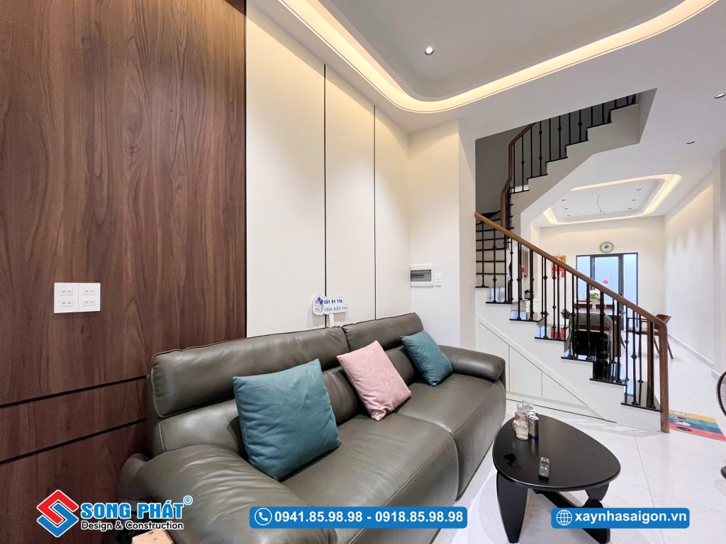 Hệ trần và đèn chiếu sáng được xử lý tạo chiều sâu cho không gian.