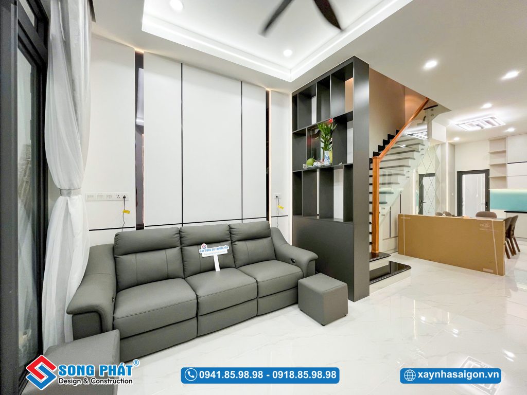 Không gian phòng khách thoáng sáng, nổi bật với vách PVC trang trí đẹp mắt