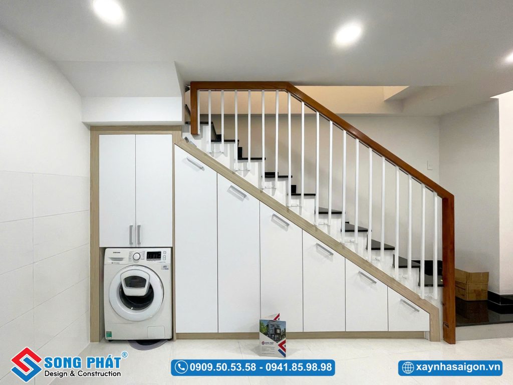Tận dụng chân cầu thang làm tủ đựng vật dụng tiện nghi