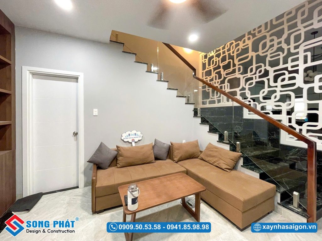 Không gian phòng khách nhỏ gọn với các vật dụng tiện nghi đơn giản