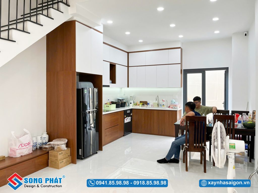 Lối vào không gian bếp ấm cúng, gọn gàng