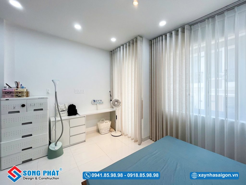 Hệ đèn kịch trần bố trí tinh gọn ánh sáng lan tỏa đều, tôn lên không gian hiện đại