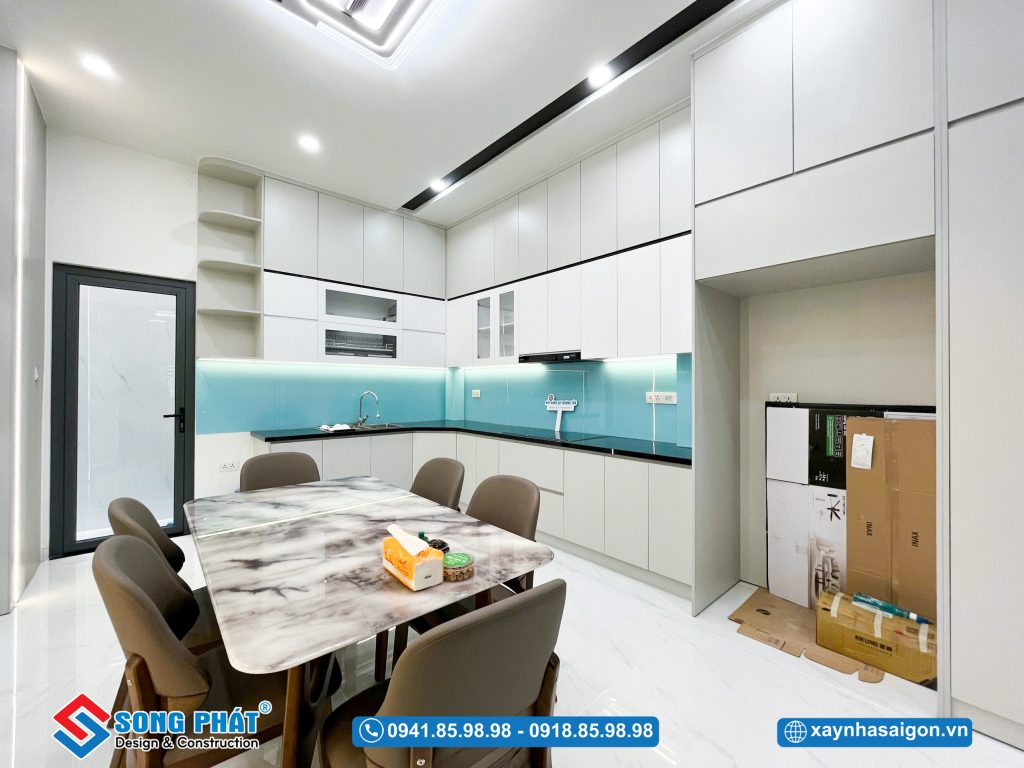Thiết kế bếp chữ L kịch trần tiện lợi cho sinh hoạt