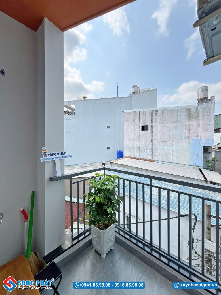 Ban công thoáng – nơi đón gió và ánh sáng cho không gian phòng ngủ phía sau