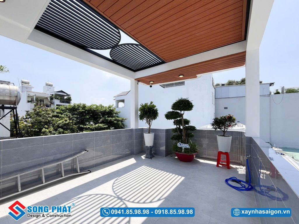 Hệ lam sắt tăng tính thẩm mỹ cho không gian sân thượng