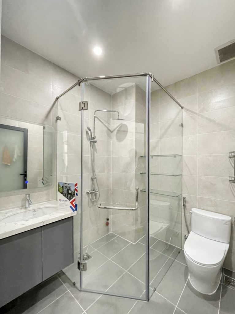Buồng tắm kính cường lực mang đến vẻ đẹp hiện đại cho không gian phòng tắm. 