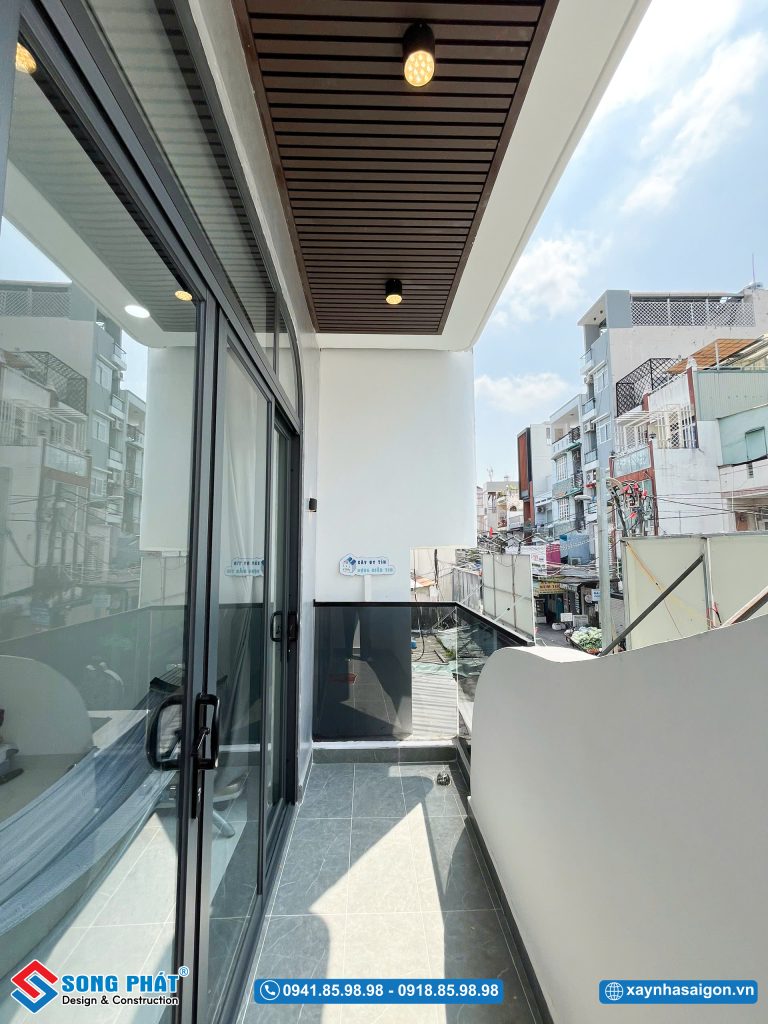 Ban công bố trí gọn gàng, thông thoáng, tận dụng tốt ánh sáng và gió tự nhiên.