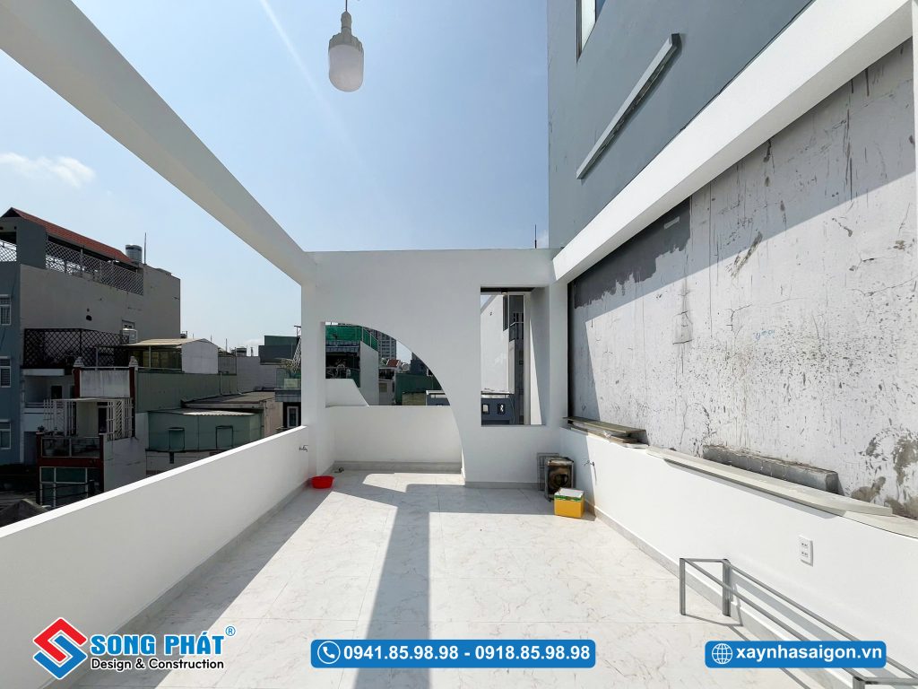 Sân thượng rộng rãi, thông thoáng, phù hợp thư giãn và tận dụng đa dạng nhu cầu sử dụng.