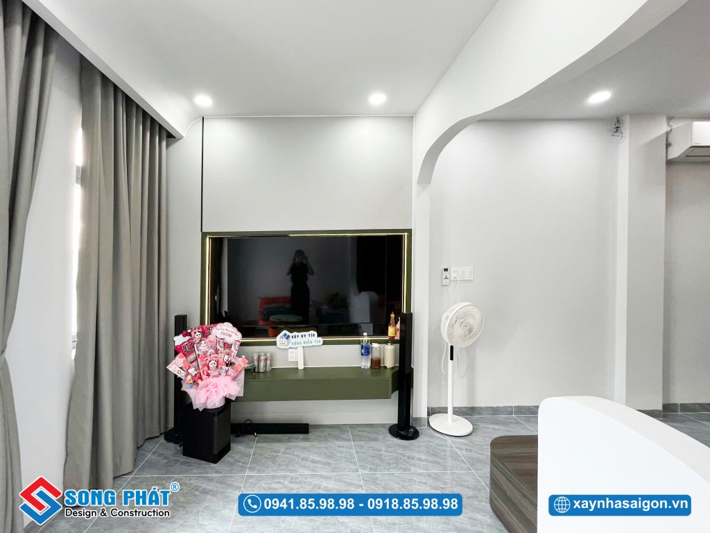 Góc đặt kệ tủ tivi bố trí hợp lý, gọn gàng, thuận tiện cho sinh hoạt và giải trí.