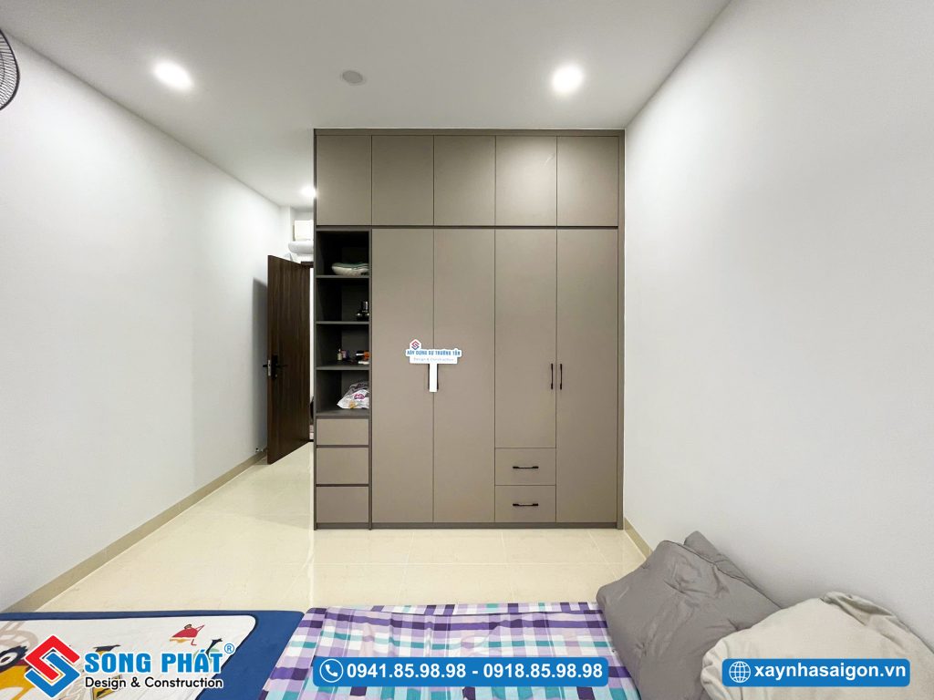 Tủ quần áo tone nâu trầm tạo sự hiện đại cho không gian