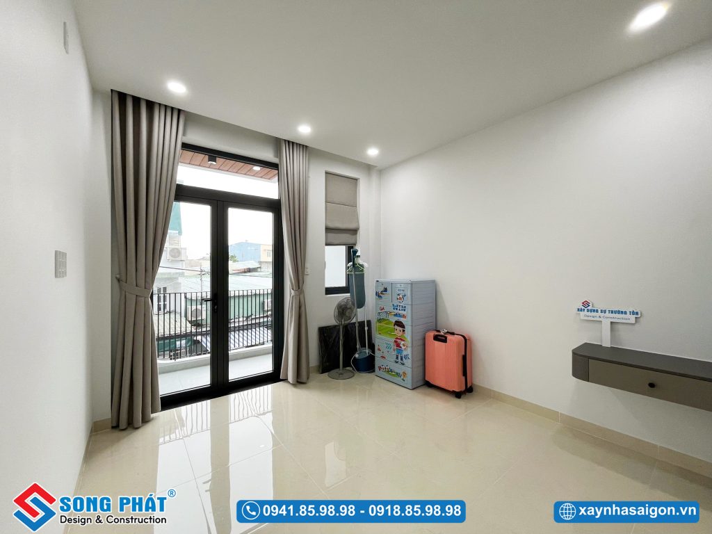 Cửa kính lớn dẫn ra ban công tối ưu ánh sáng tự nhiên vào không gian