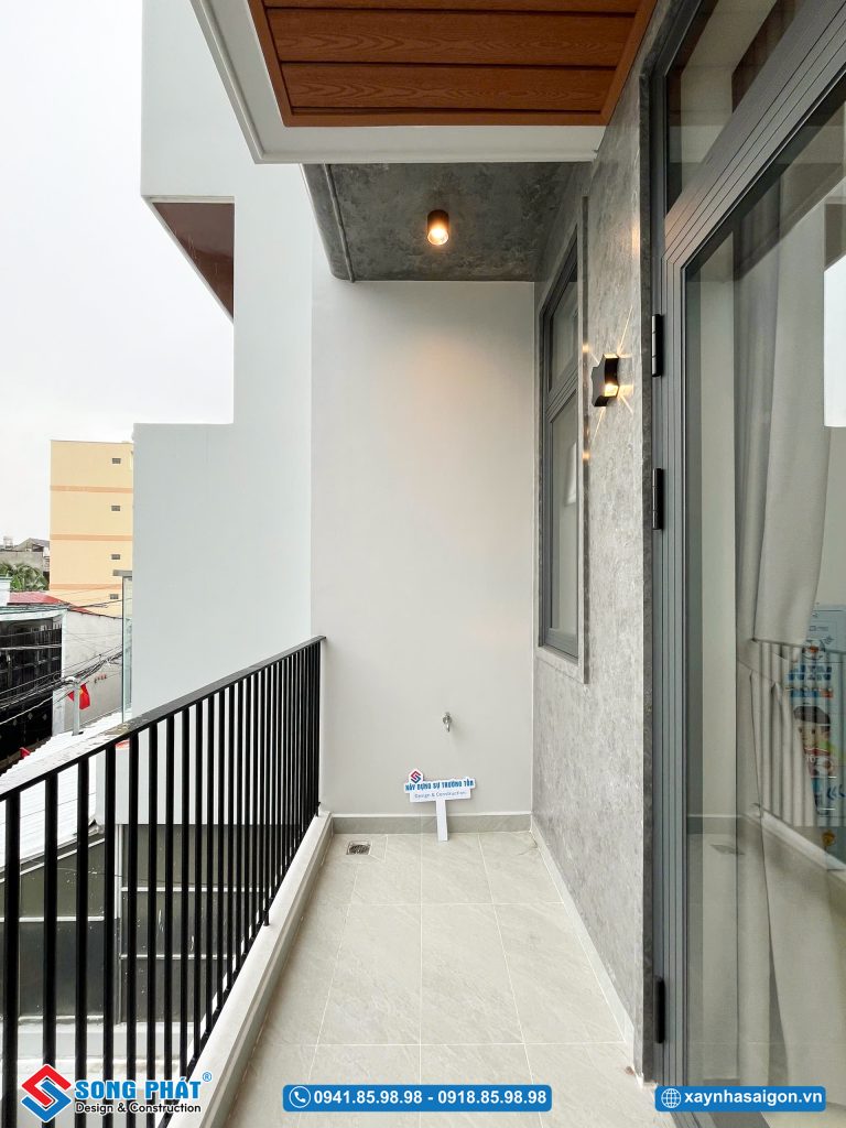 Ban công rộng thoáng chừa đúng mật độ xây dựng