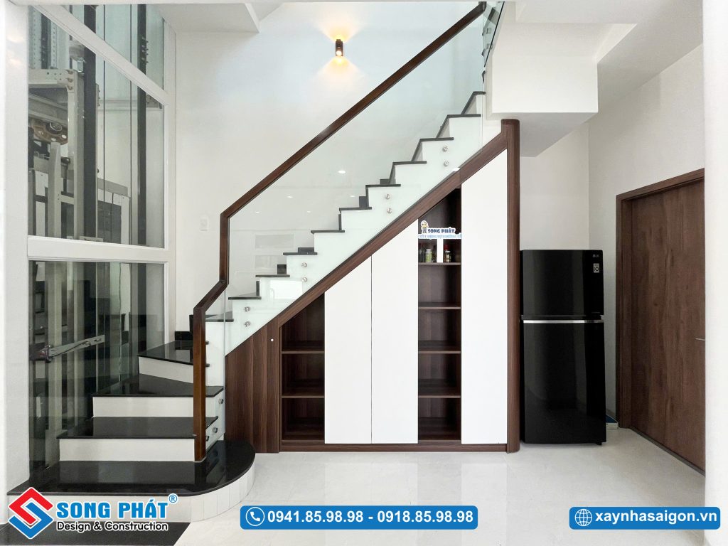 Tận dụng chân cầu thang làm tủ đựng vật dụng tiện nghi
