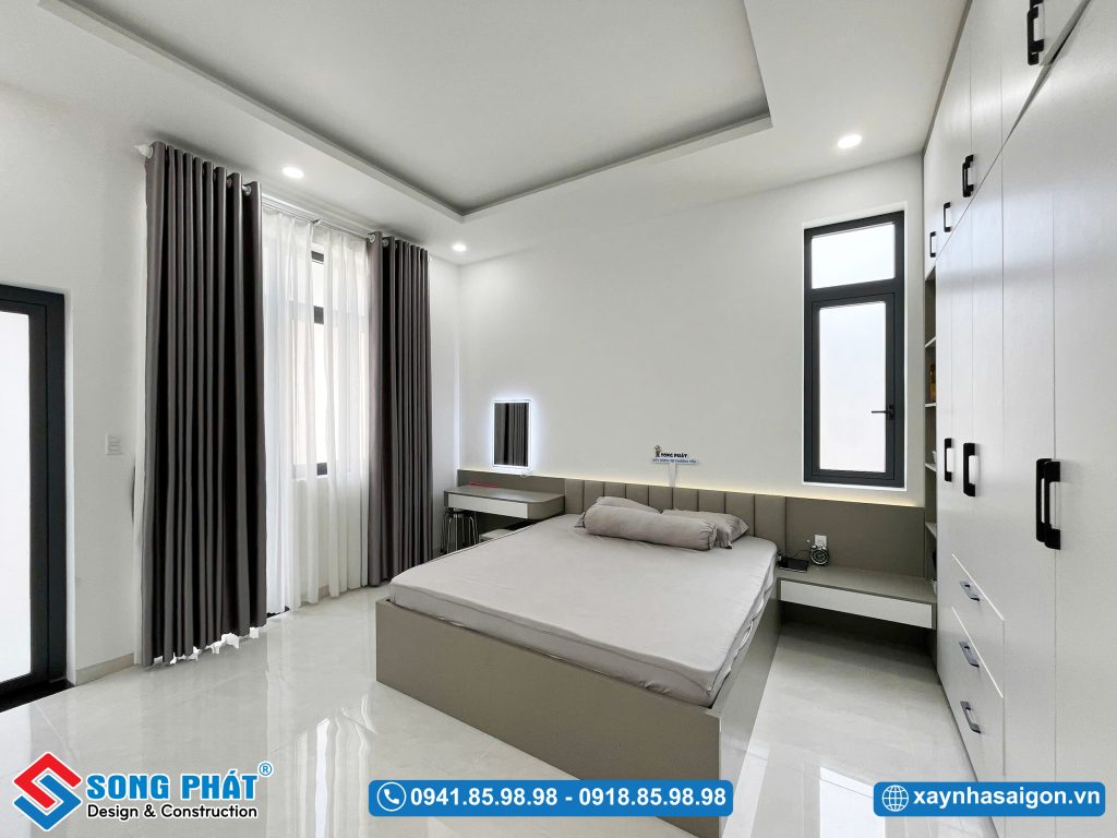 Phòng ngủ của ba mẹ đặt tại tầng trệt tiện nghi cho sinh hoạt