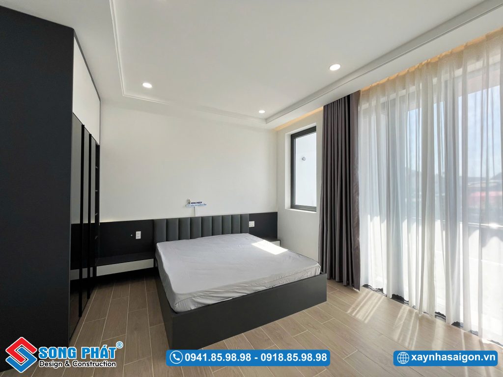 Hệ cửa lớn dẫn ra ban công tối ưu ánh sáng vào không gian phòng ngủ