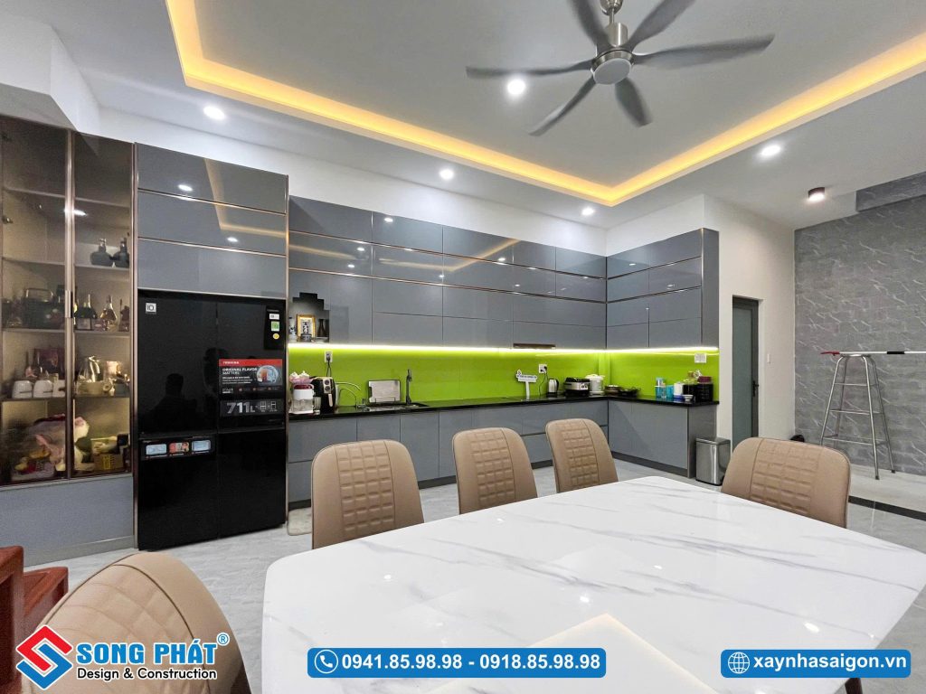 Góc bếp nhìn tổng thể, ánh sáng và vật liệu phối hợp hài hòa