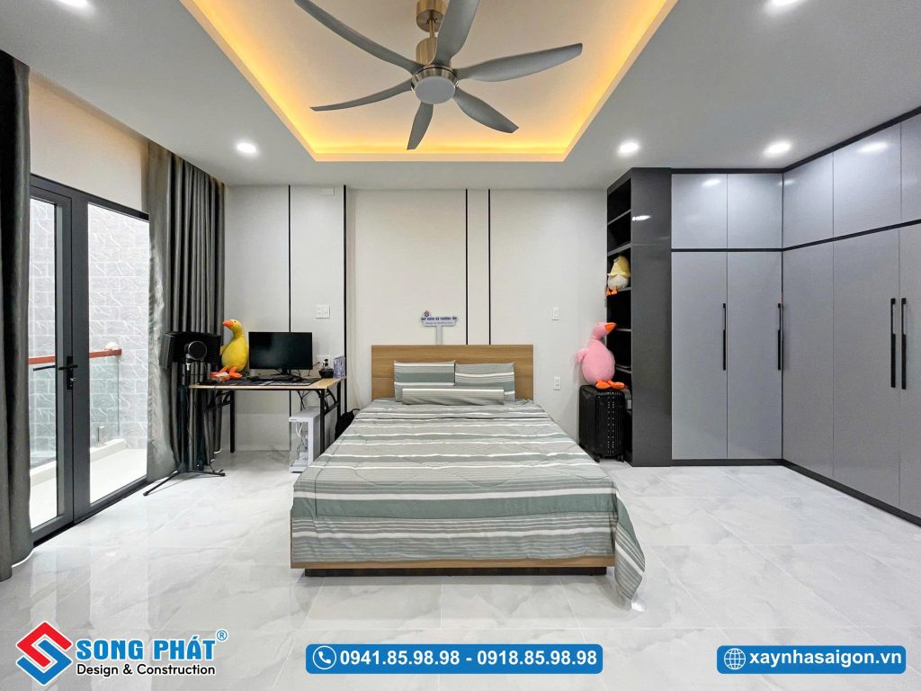 Phòng ngủ được hoàn thiện đồng bộ về màu sắc và vật liệu