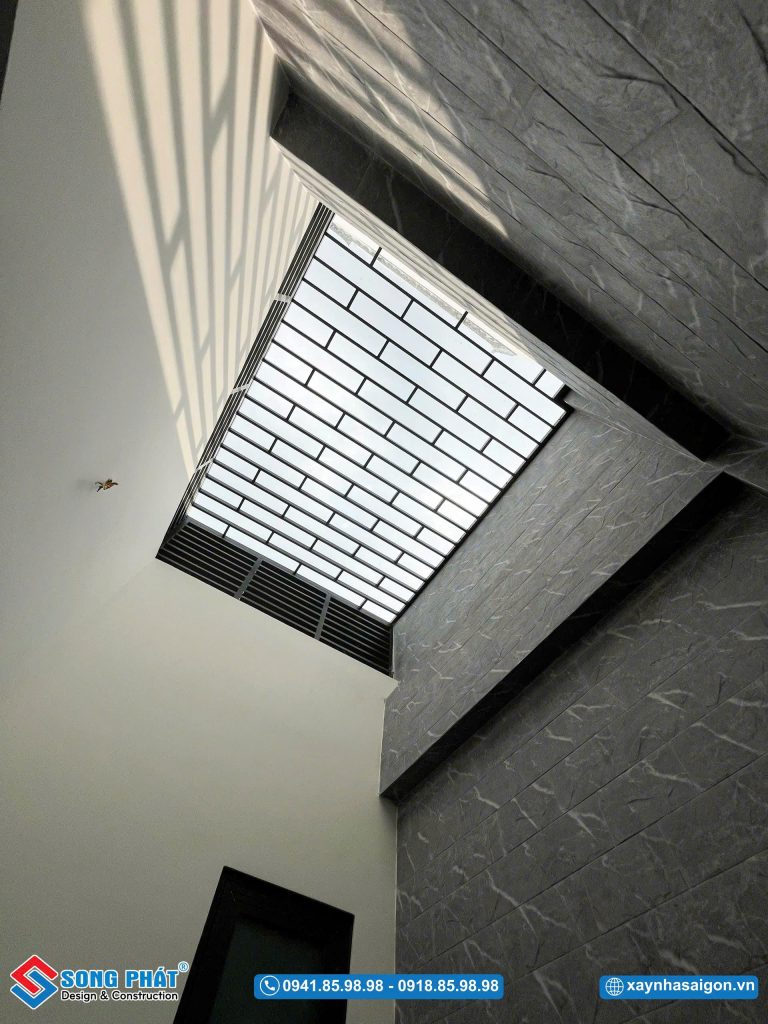 Giếng trời lớn giúp không gian được thoáng đạt