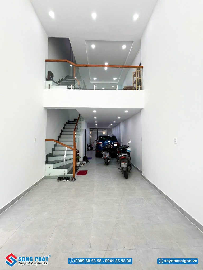 Garage xe rộng rãi, thoải mái có bố trí nhà vệ sinh nhỏ tiện nghi