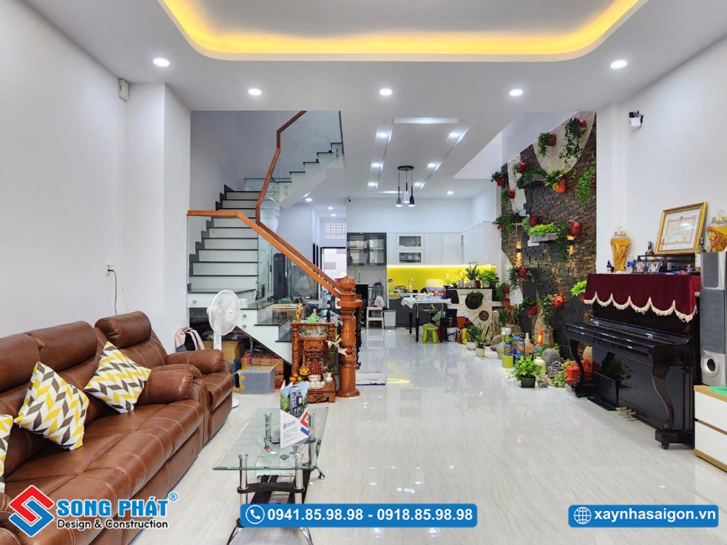 Không gian bên trong ngôi nhà cũng mang phong cách tân cổ điển nhẹ nhàng