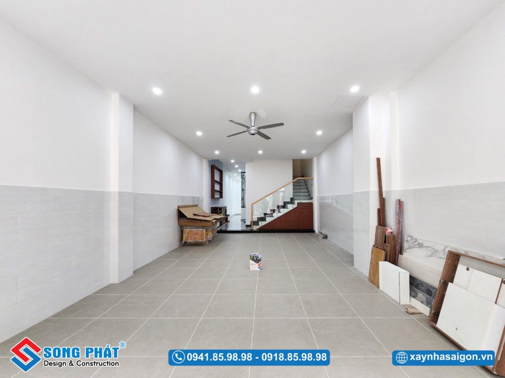 Garage có khoảng rộng vừa đủ cho gia đình sử dụng.