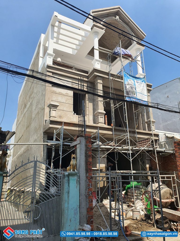 Mặt tiền ngôi nhà đang trong quá trình sắp hoàn thiện 