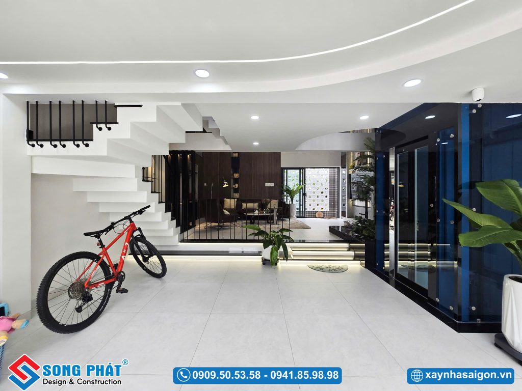 Hình ảnh thực tế khu tầng trệt để xe bố trí gọn gàng, dễ di chuyển.