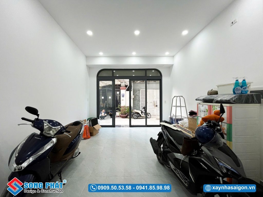 Không gian phía trước được tận dụng làm nơi đậu xe rộng rãi, thoải mái