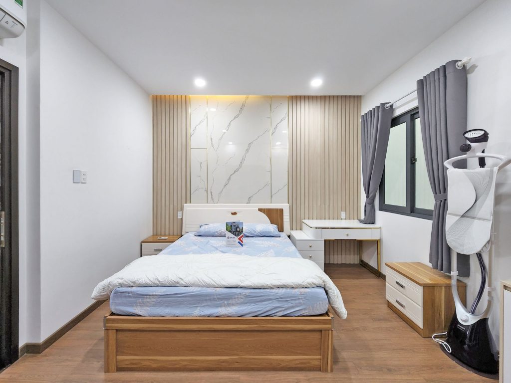 Phòng ngủ phía sau lầu 1 với phong cách kiến trúc nội thất tương tự. 