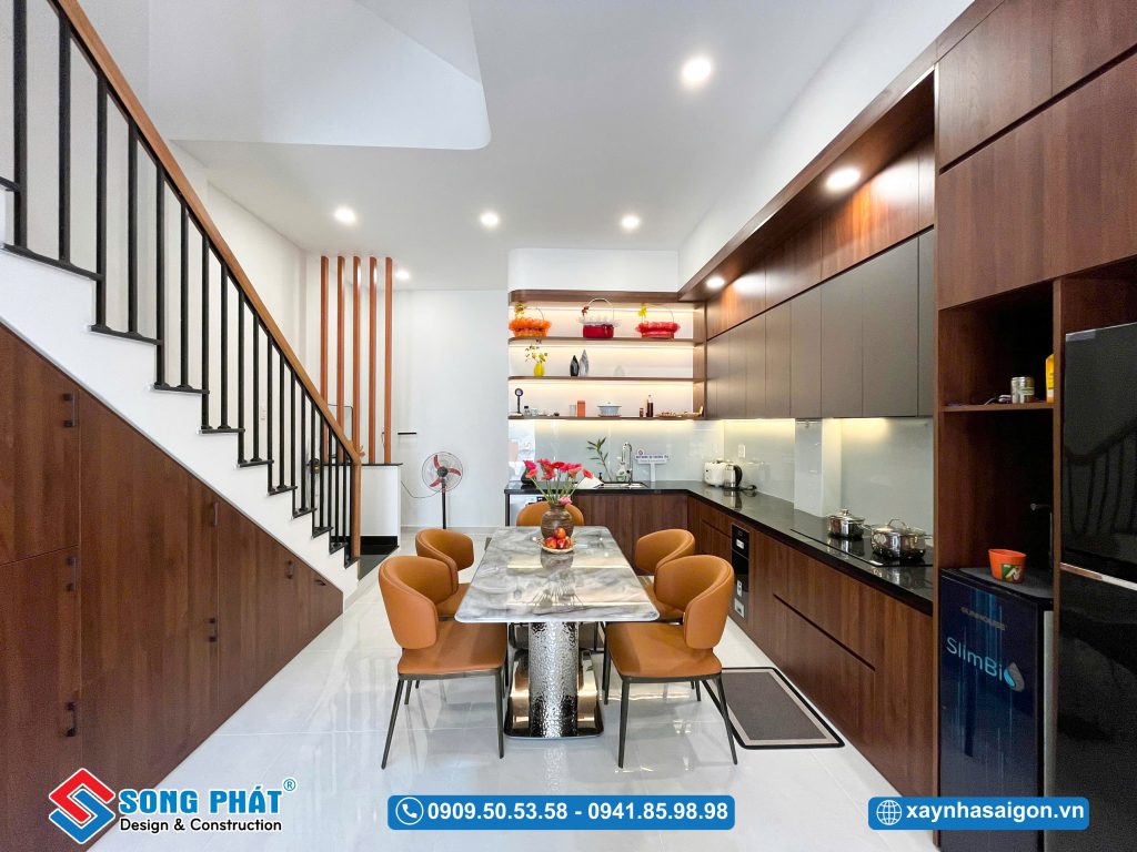 Phòng bếp đẹp, tinh tế với màu gỗ nâu trầm ấm