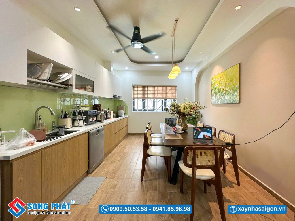 Phòng bếp thoáng nhờ hệ cửa sổ bố trí ở cuối không gian